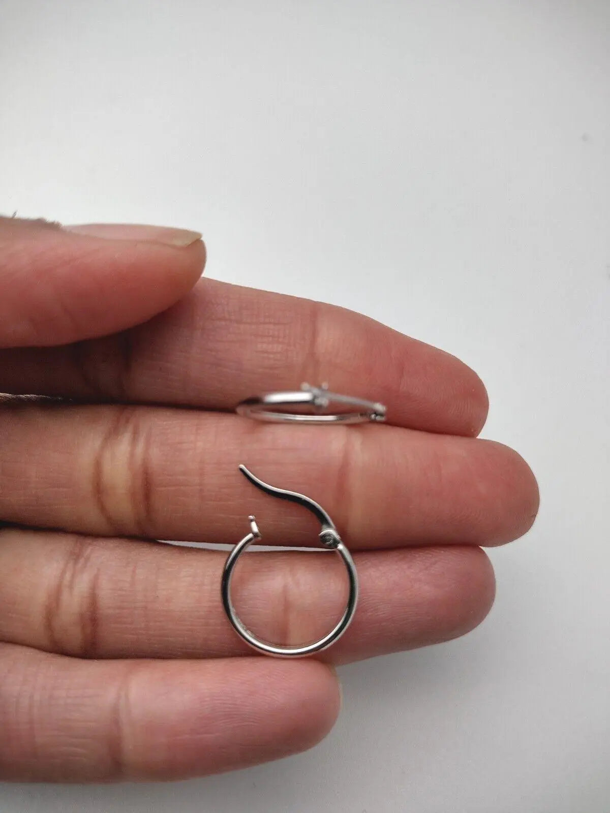 18ct White Gold Simple Round Hoop Earrings 15mm diameter 1.5gm Gold earring