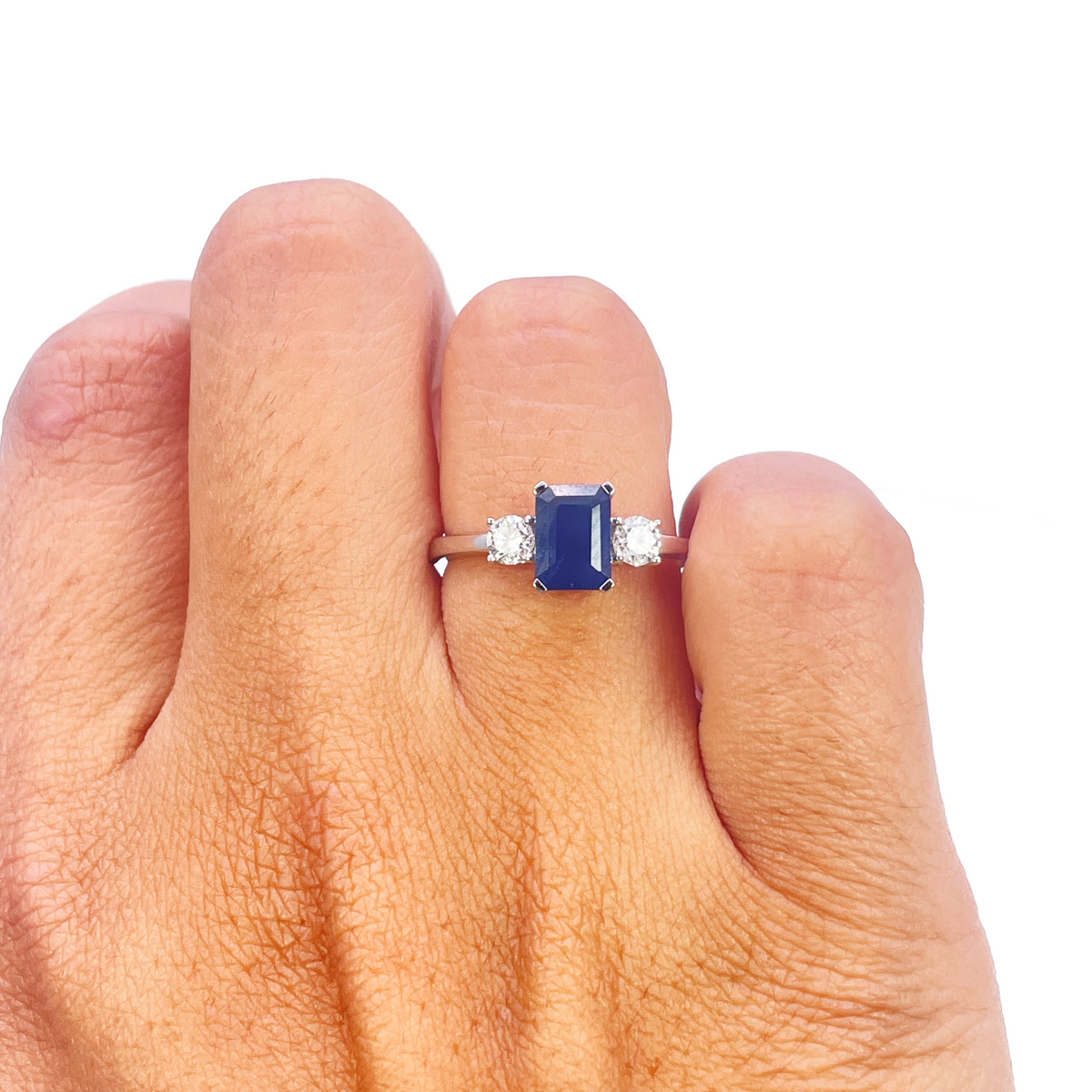 18-karaats gouden ring met saffier en diamant, natuurlijke ronde en smaragd slijpvorm, drie stenen 1,47ct