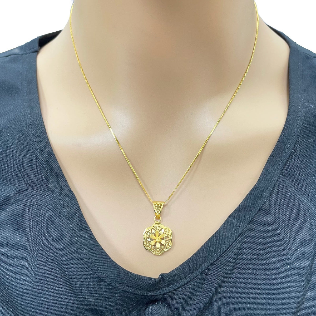 22ct Yellow Gold Diamond Cut Open Lattice Starburst Floral Daisy Pendant
