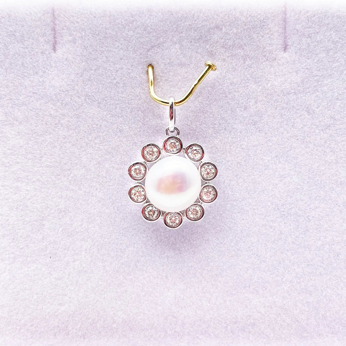 14ct White Gold Pearl & Round Diamond Framed Pendant Necklace 2.37ct 