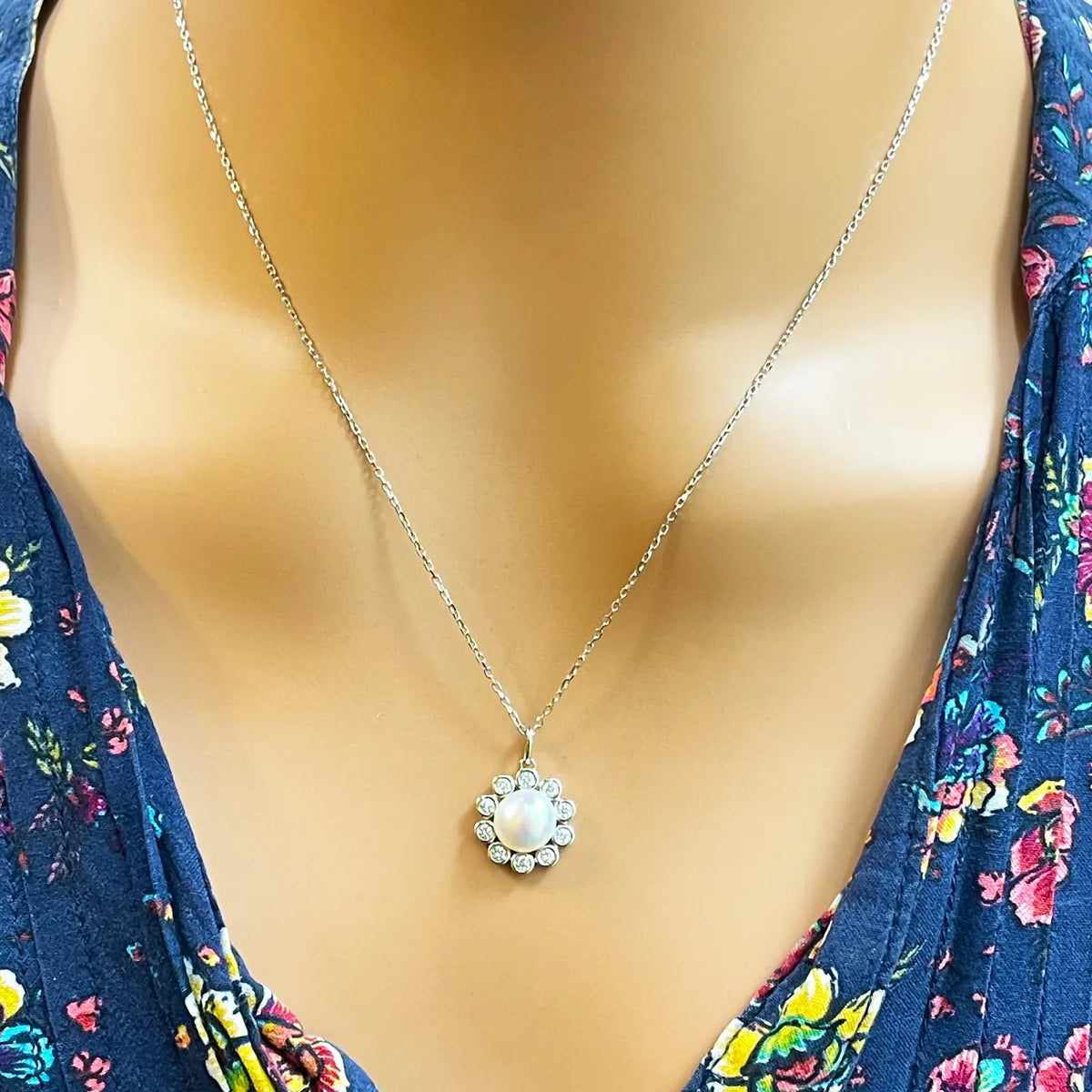 14ct White Gold Pearl & Round Diamond Framed Pendant Necklace 2.37ct 