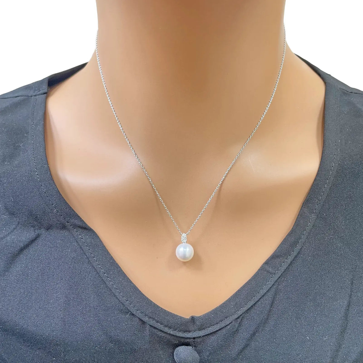 18ct Gold Natural Freshwater Pearl & Diamond Pendant Necklace 0.05ct 17 Inches 