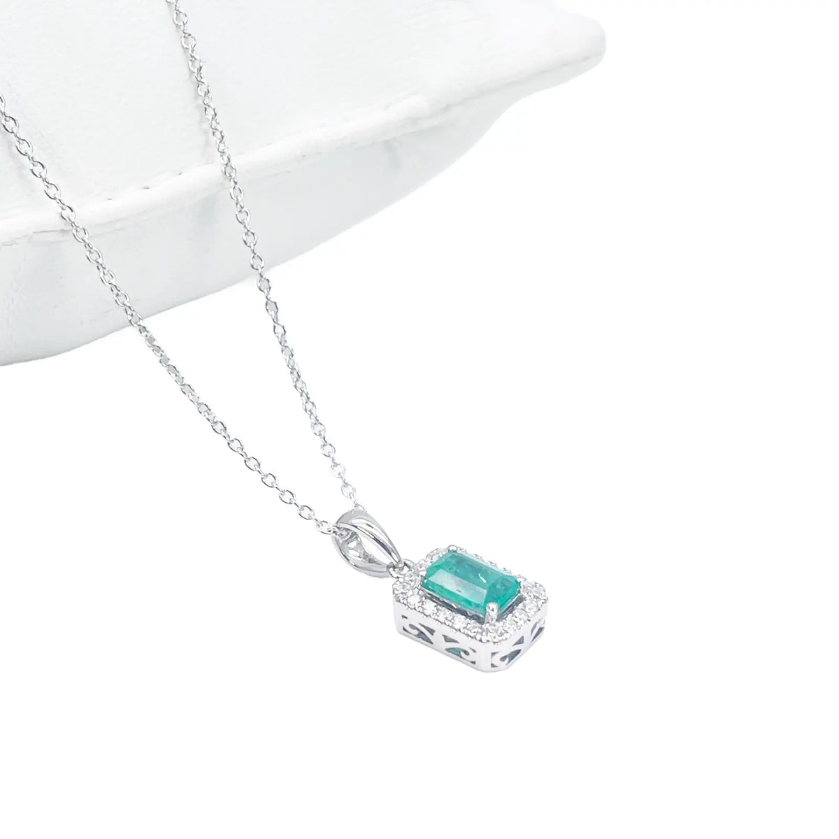 18ct Gold Necklace Natural Diamond/Emerald Round & Emerald Cut Halo Pendant 0.60ct 