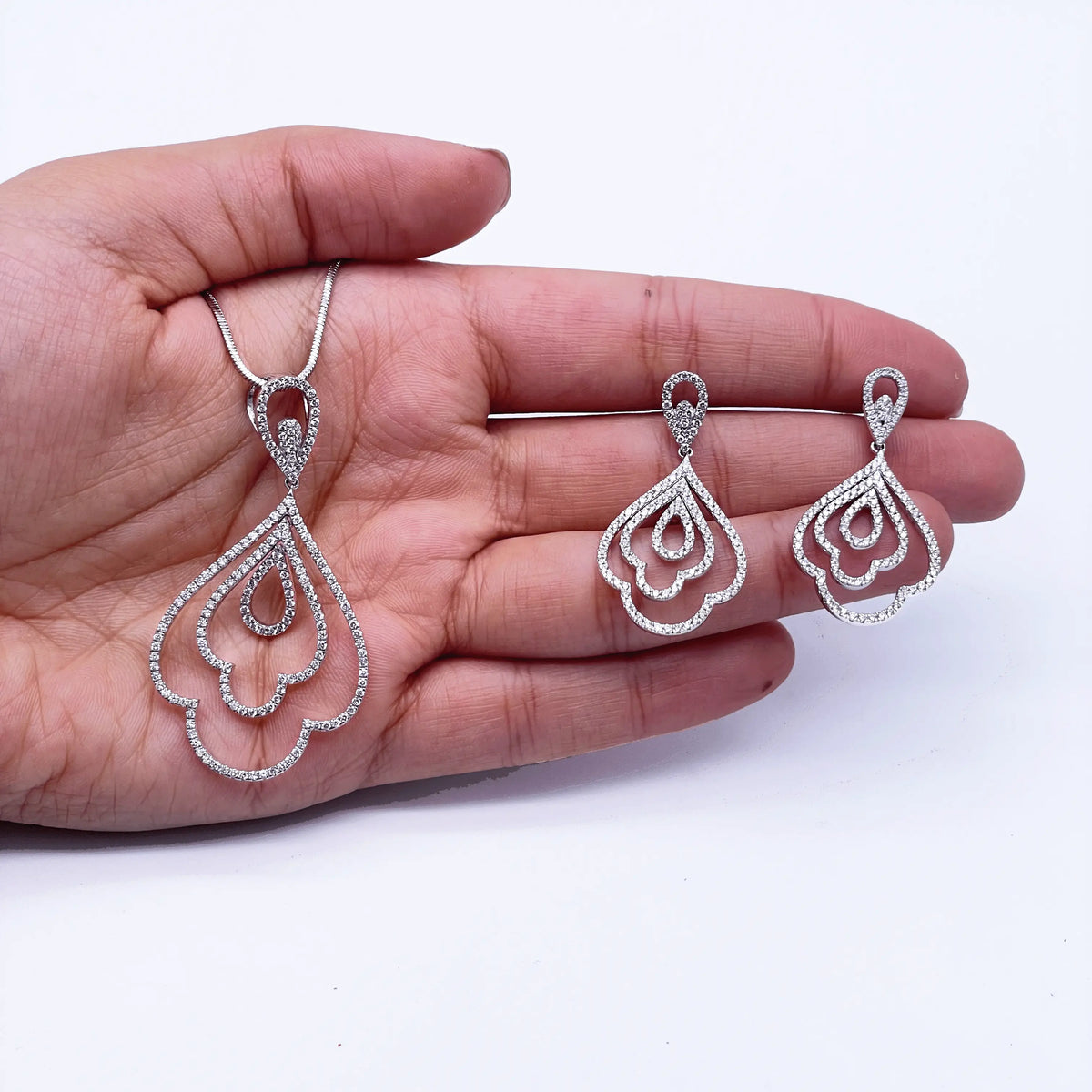 18ct White Gold Diamond Pendant & Chain + Matching Earrings 2.56cts SI/G-H 