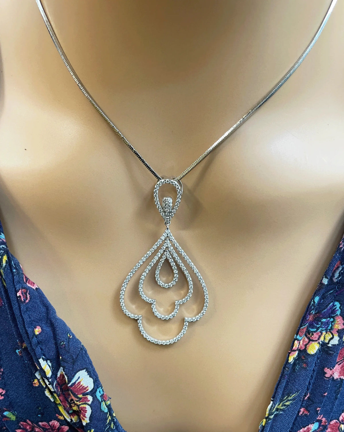 18ct White Gold Diamond Pendant & Chain + Matching Earrings 2.56cts SI/G-H 