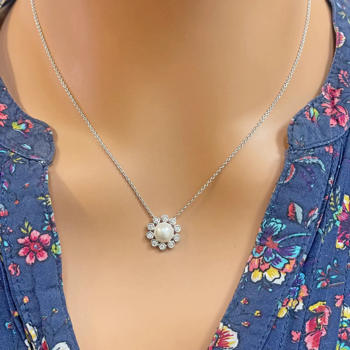 18ct White Gold Diamond & Freshwater Pearls Floral Necklace/Earrings Set 2.73ct 