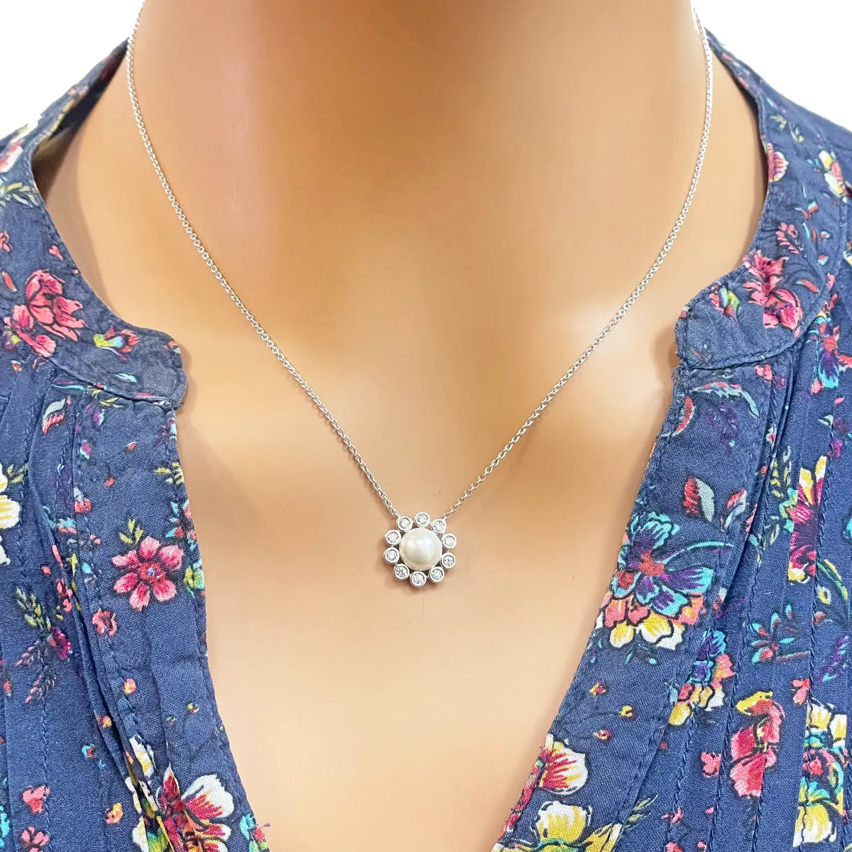18ct White Gold Diamond & Freshwater Pearls Floral Necklace/Earrings Set 2.73ct 