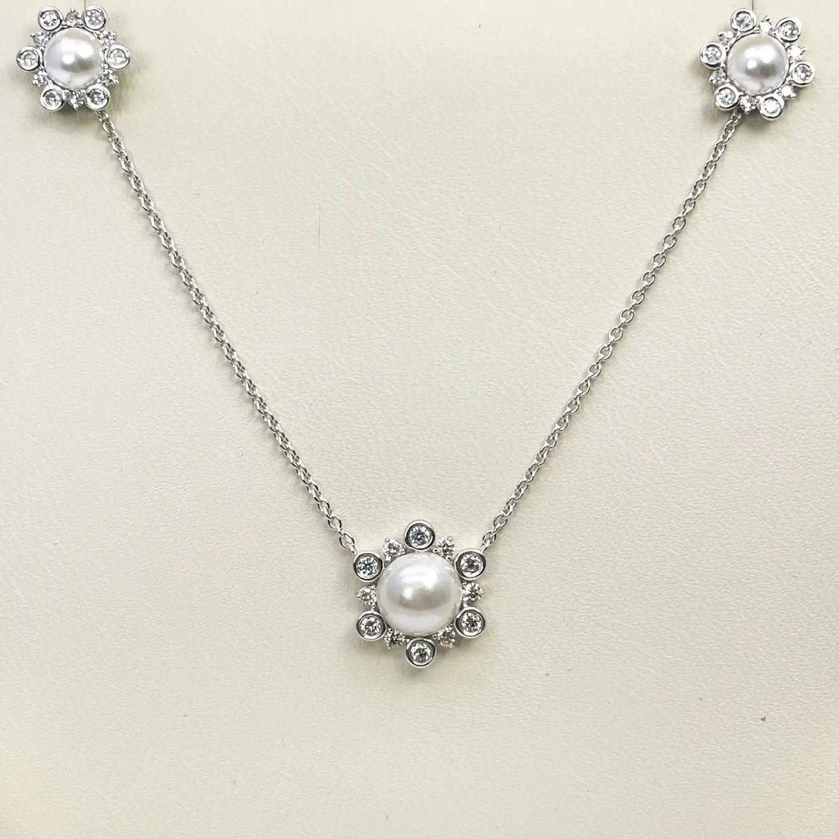 18ct White Gold Diamond & Freshwater Pearls Flower Necklace/Earrings Set 2.62ct 