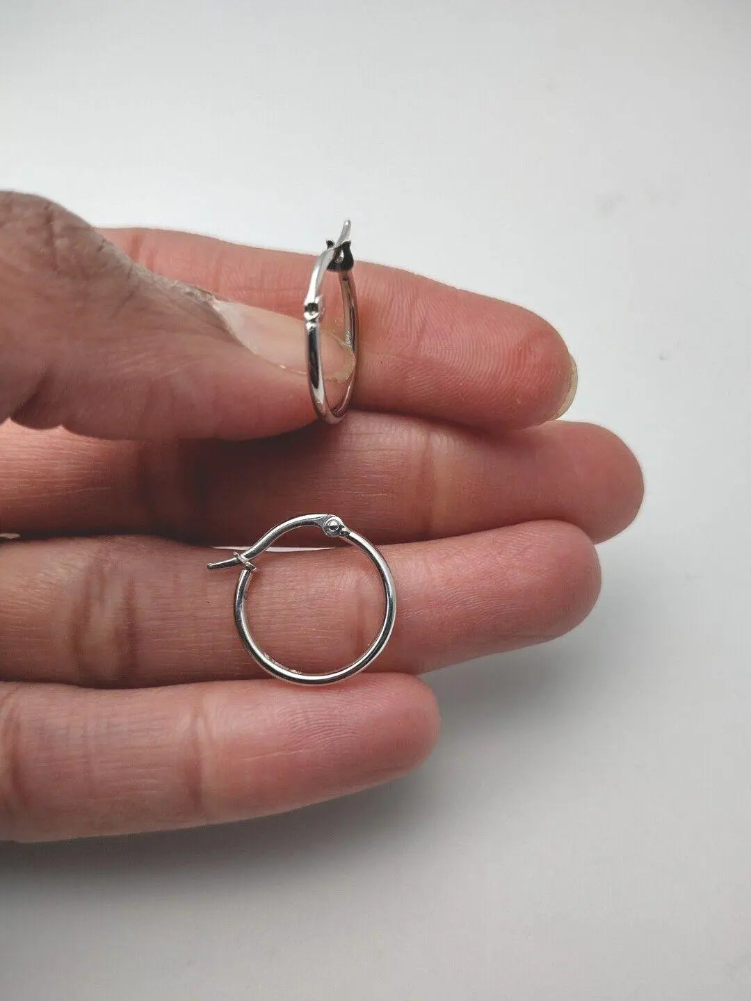 18ct White Gold Simple Round Hoop Earrings 15mm diameter 1.5gm  Gold earring