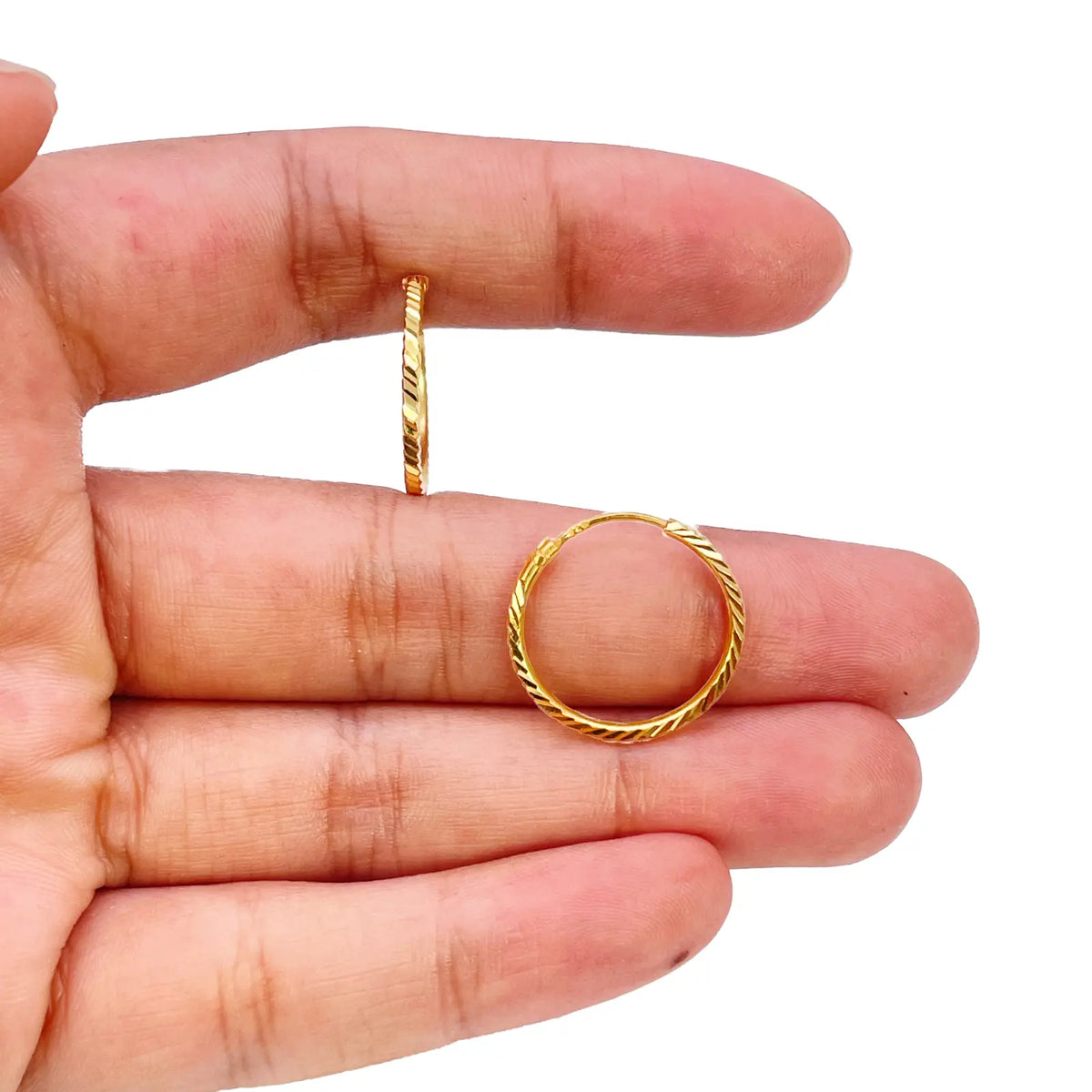 22ct Gold Diamond-Cut High-Polish Hoop Earrings ? 14mm Diameter  Gold Hoop Earring