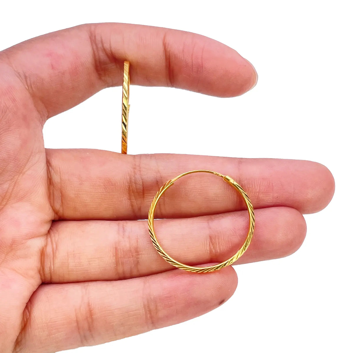 22ct Gold Diamond-Cut High-Polish Hoop Earrings ? 22mm Diameter  Gold Hoop Earring