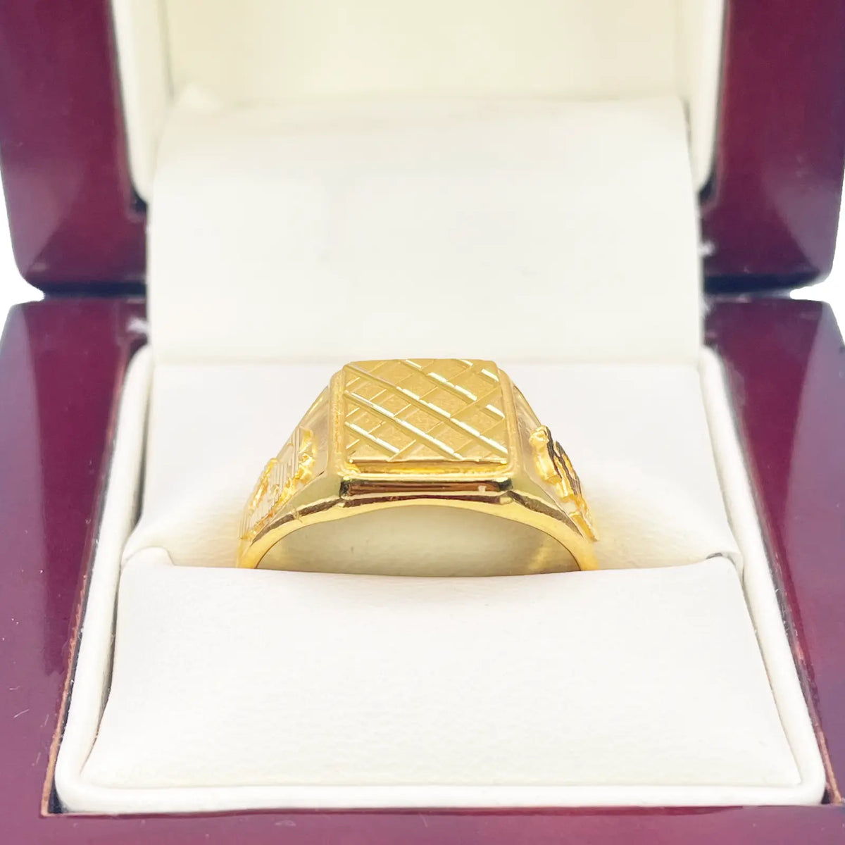 22ct Gold Mens Signet Square Diamond Cut Textured Criss-Cross Ring 