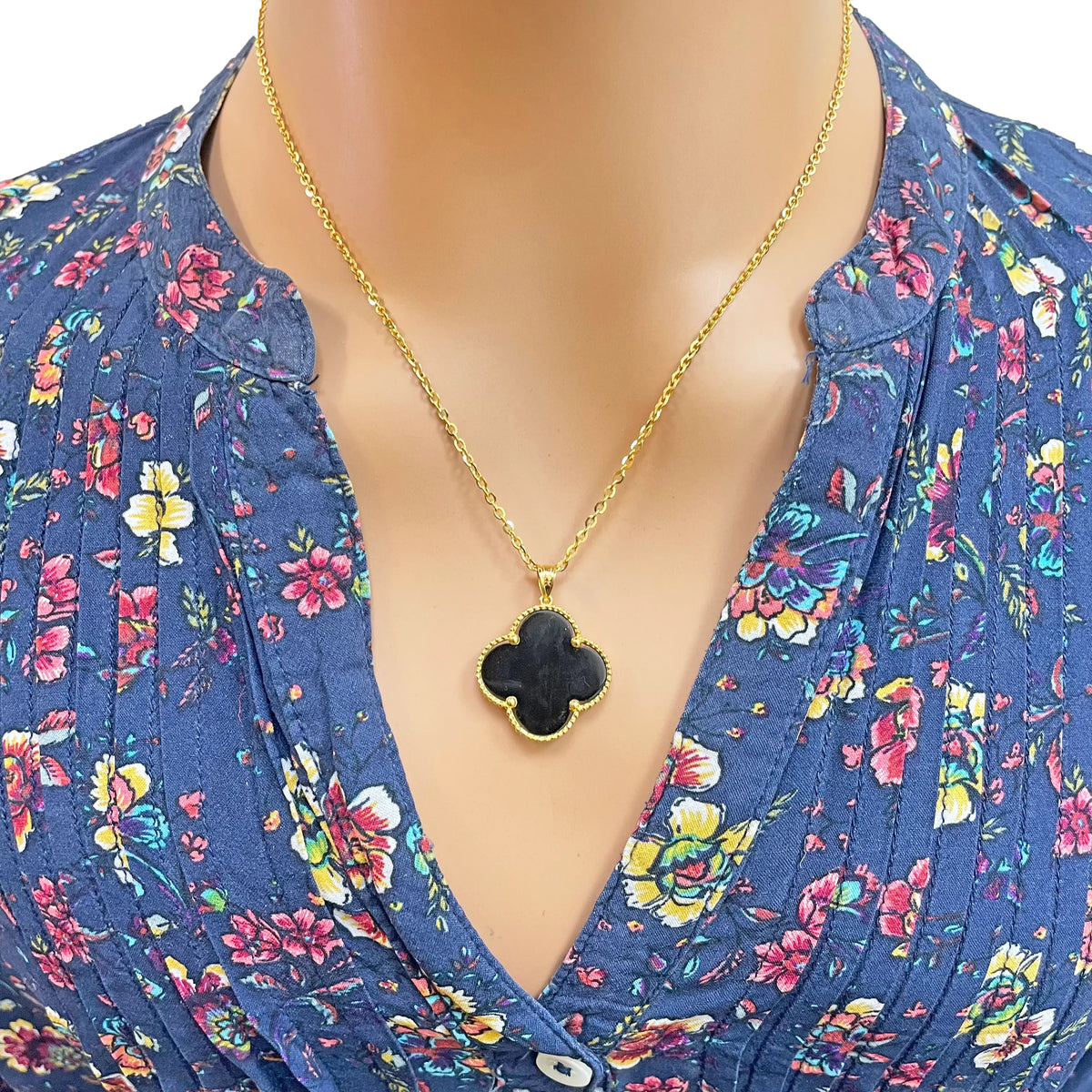 22ct Yellow Gold Black Onyx Or Mother Of Pearl Clover Pendant & Chain Necklace 18''inches 