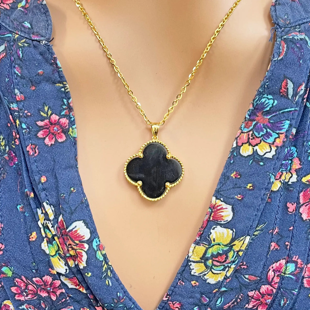 22ct Yellow Gold Black Onyx Or Mother Of Pearl Clover Pendant & Chain Necklace 18''inches 