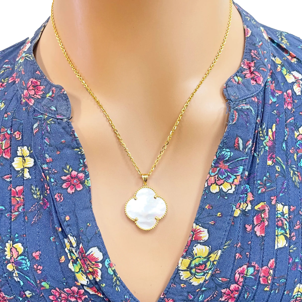 22ct Yellow Gold Black Onyx Or Mother Of Pearl Clover Pendant & Chain Necklace 18''inches 