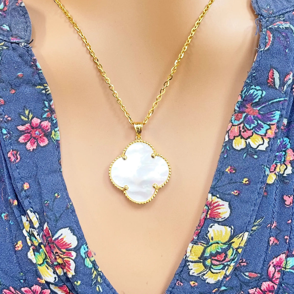 22ct Yellow Gold Black Onyx Or Mother Of Pearl Clover Pendant & Chain Necklace 18''inches 