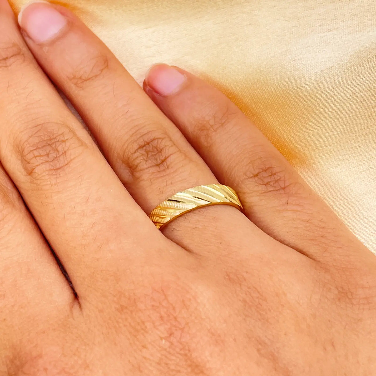 22ct Yellow Gold Fancy Textured & Diamond Cut Polished Stripes  Women's Band 4mm 