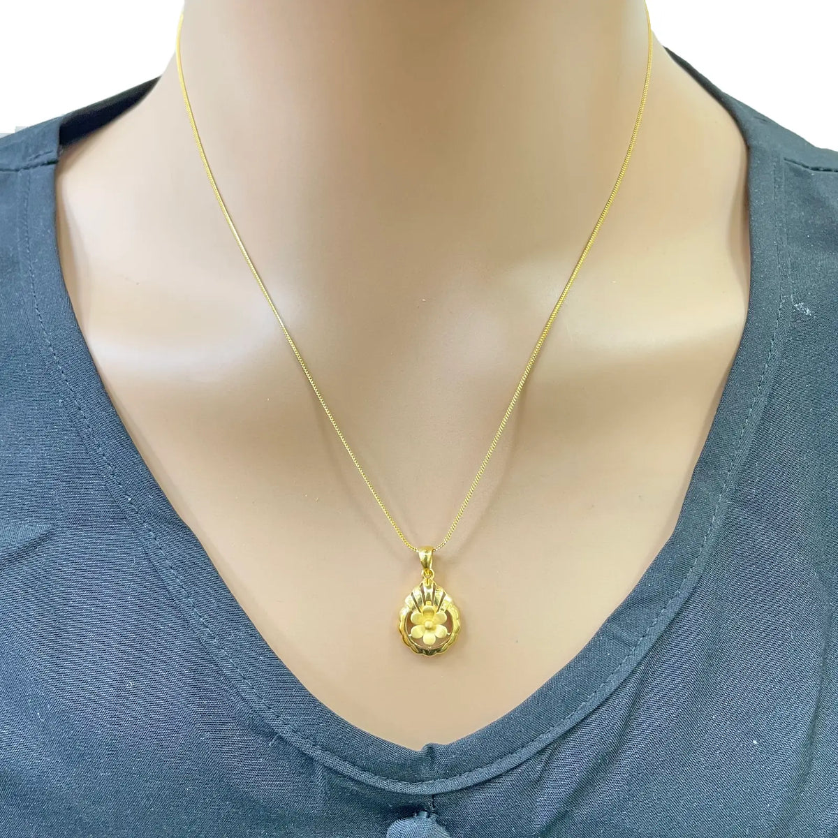 22ct Yellow Gold Floral Open Circle Scallop Pendant & Earring Set  Jewellery Set