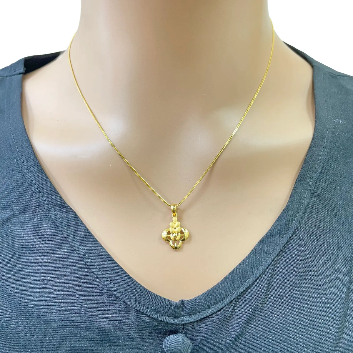 22ct Yellow Gold Floral Pendant & Stud Earring Set High Polish & Matt Finish  Gold Necklace