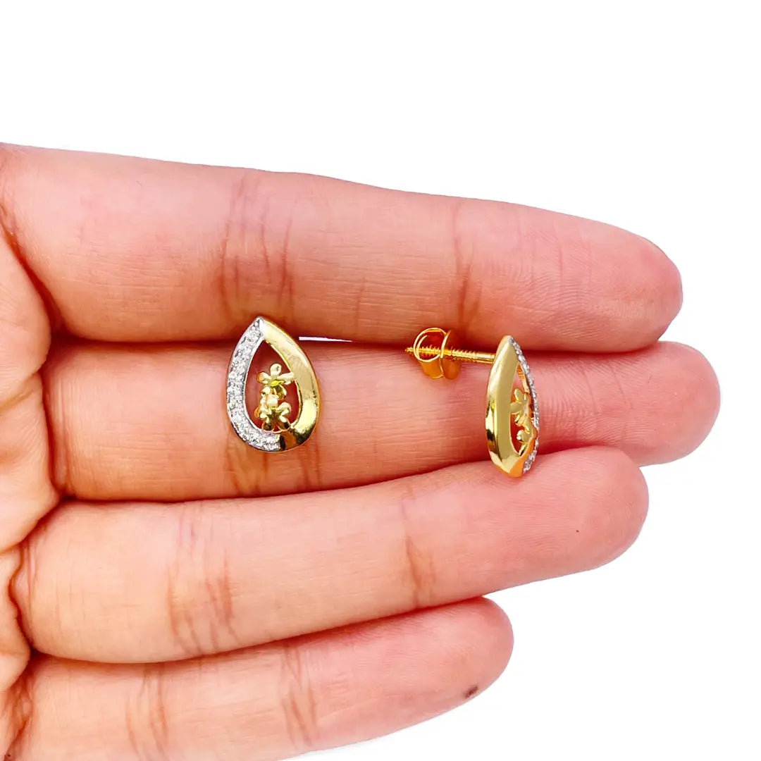 22ct Yellow Gold Floral Sparkly Floral Pendant, Chain & Stud Earrings 