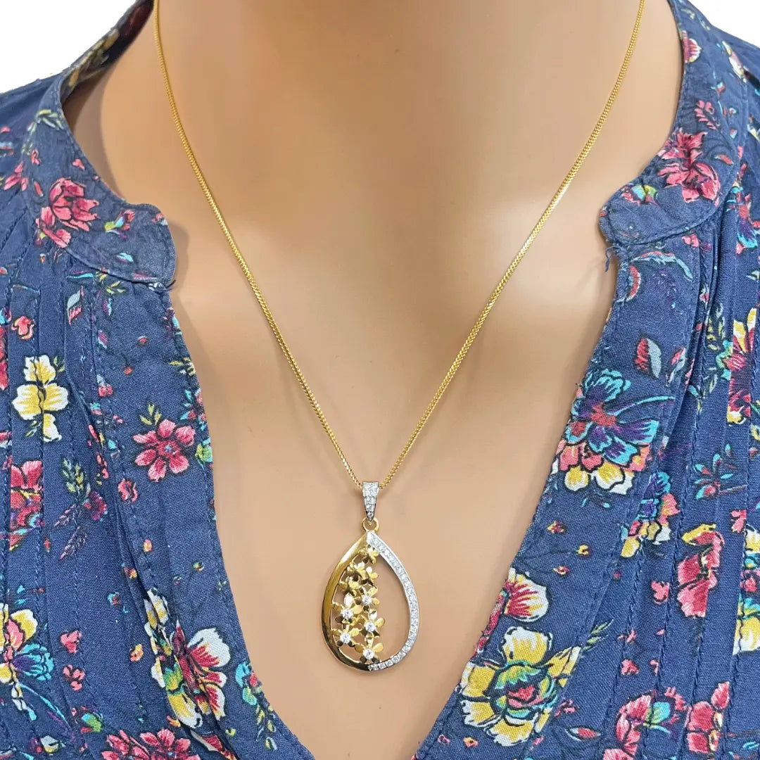 22ct Yellow Gold Floral Sparkly Floral Pendant, Chain & Stud Earrings 