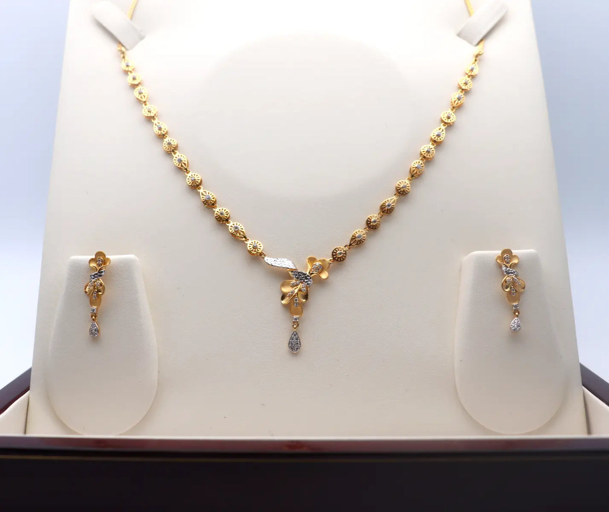 22ct Yellow Gold Floral Two-Tone 15 Inch Necklace & Drop Earrings Set 