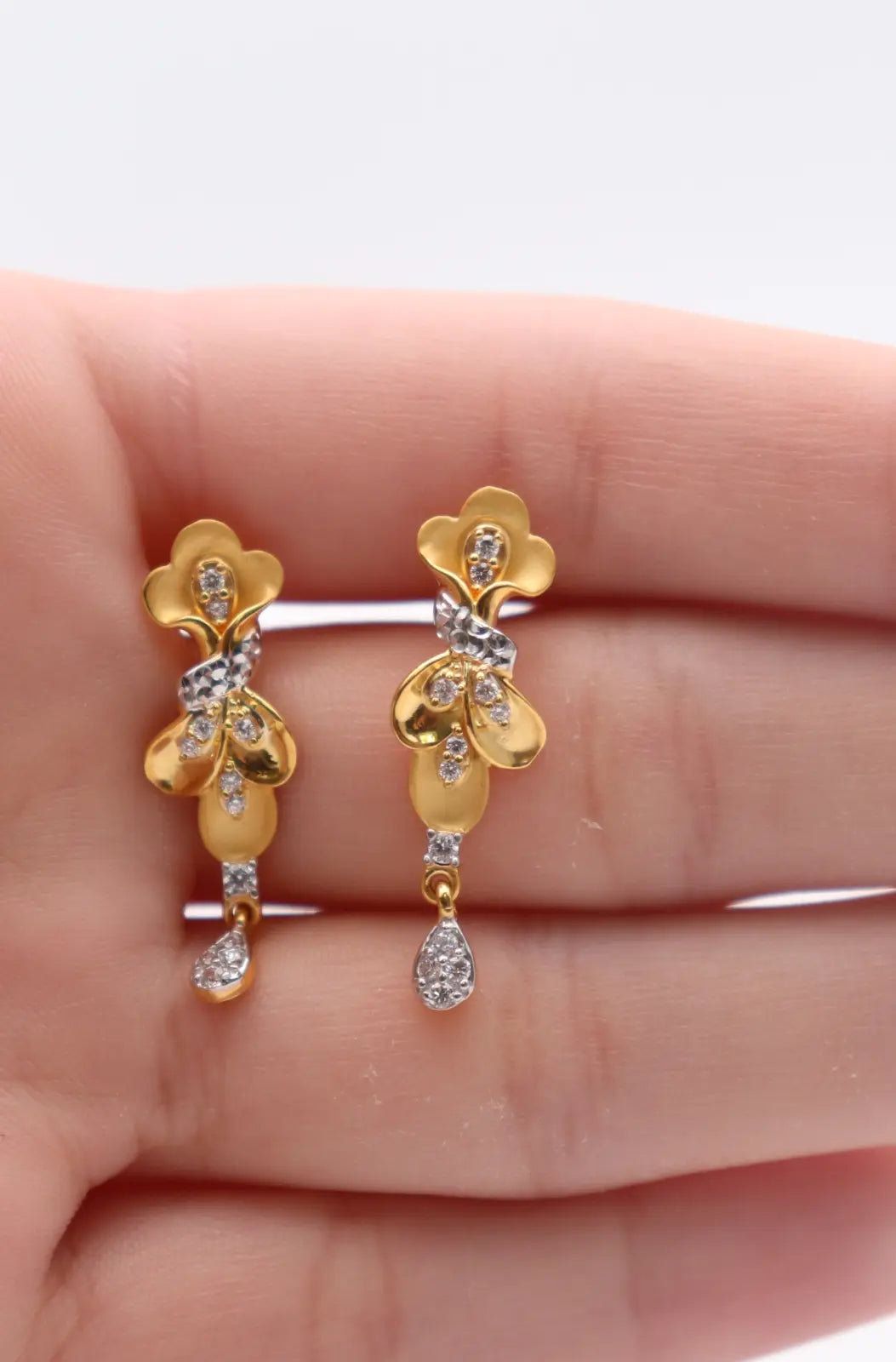 22ct Yellow Gold Floral Two-Tone 15 Inch Necklace & Drop Earrings Set 