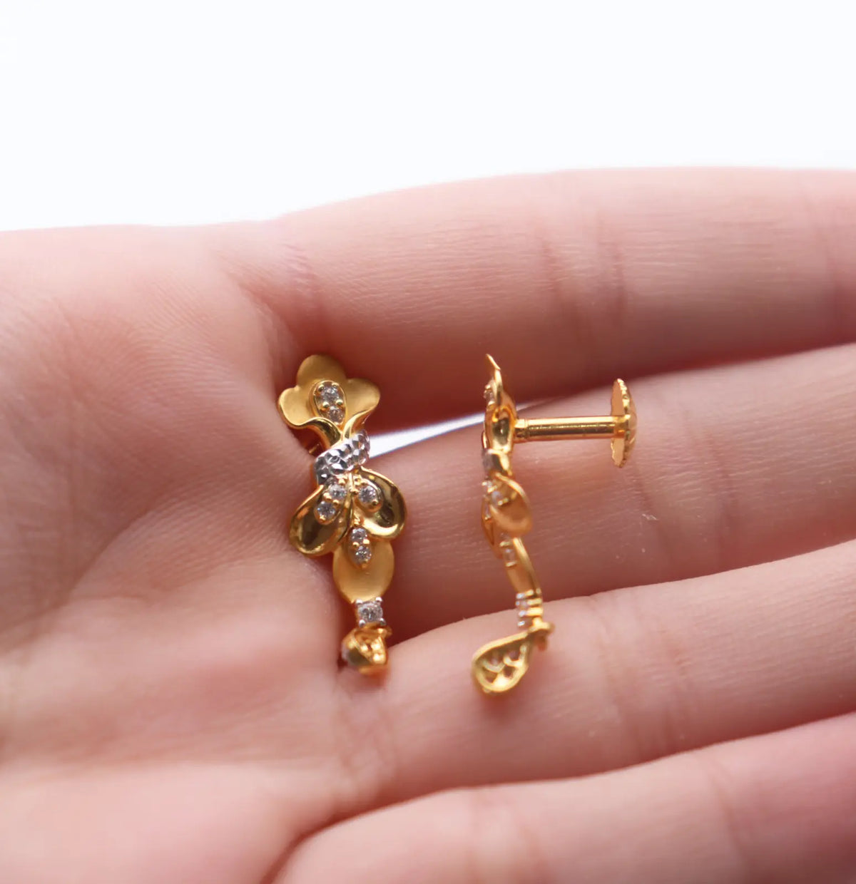22ct Yellow Gold Floral Two-Tone 15 Inch Necklace & Drop Earrings Set 