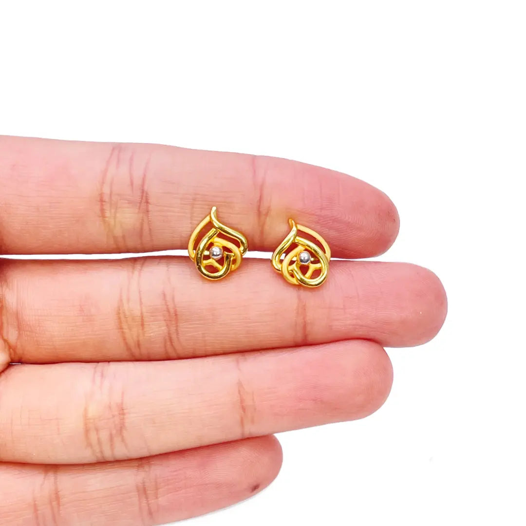 22ct Yellow Gold Flower Design Ladies Stud Earrings 3.2 Grams 