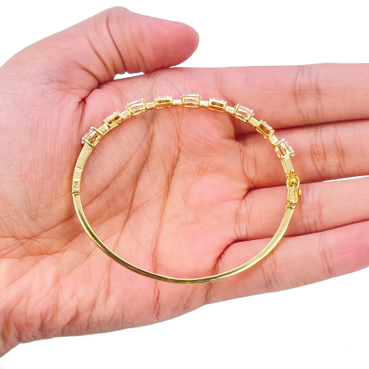 22ct Yellow Gold Ladies Beautiful Sparkly Cubic Zirconia Oval Bangle Bracelet Diameter 2.2inch 