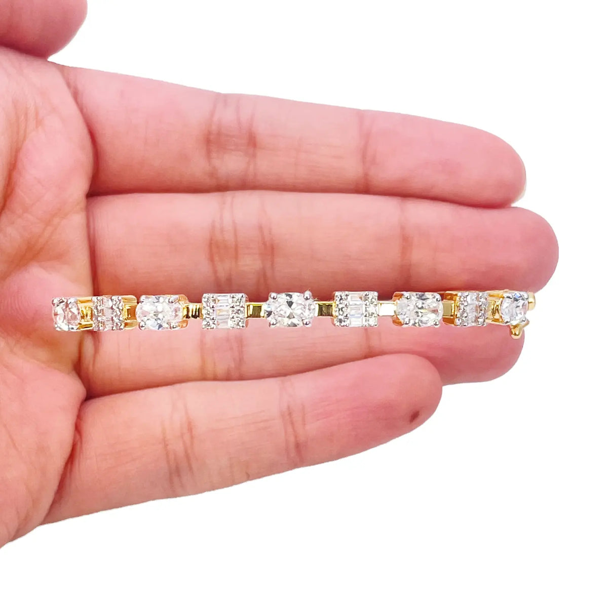 22ct Yellow Gold Ladies Beautiful Sparkly Cubic Zirconia Oval Bangle Bracelet Diameter 2.2inch 