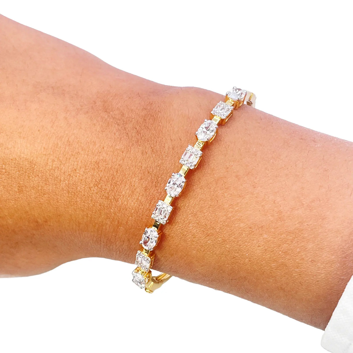 22ct Yellow Gold Ladies Beautiful Sparkly Cubic Zirconia Oval Bangle Bracelet Diameter 2.2inch 