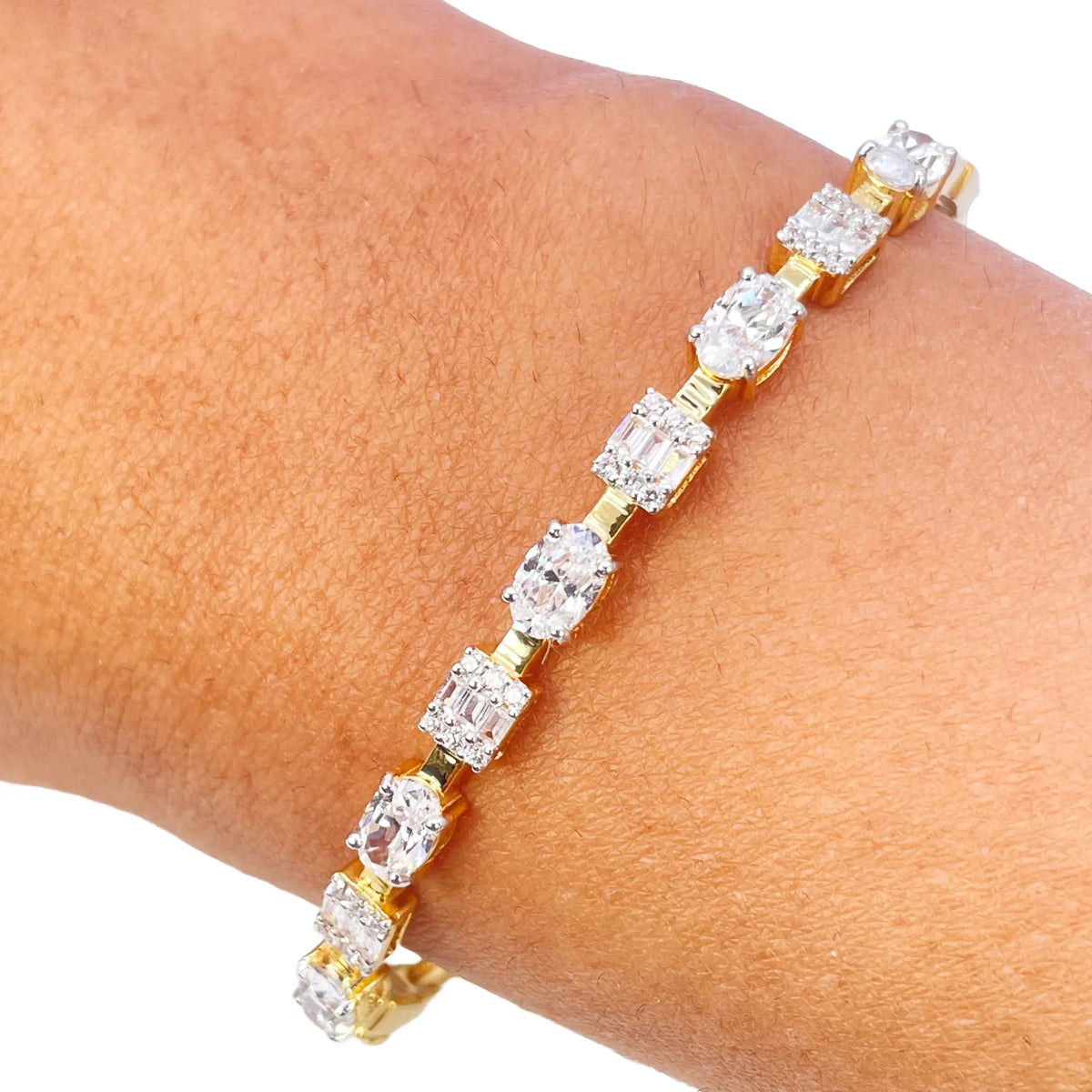 22ct Yellow Gold Ladies Beautiful Sparkly Cubic Zirconia Oval Bangle Bracelet Diameter 2.2inch 