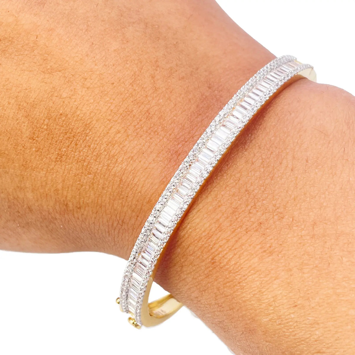 22ct Yellow Gold Ladies Beautiful Sparkly Round & Baguette Cubic Zirconia Bangle Bracelet Diameter 2.2inch 
