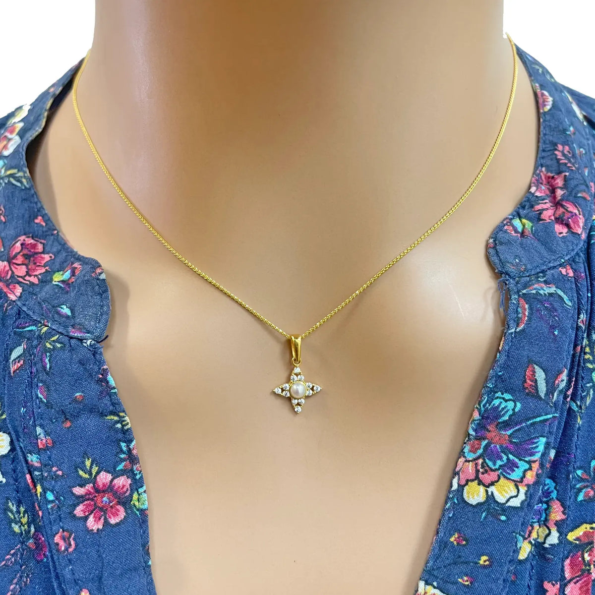 22ct Yellow Gold Round Freshwater Pearl Star Pendant and Star Earrings Set 