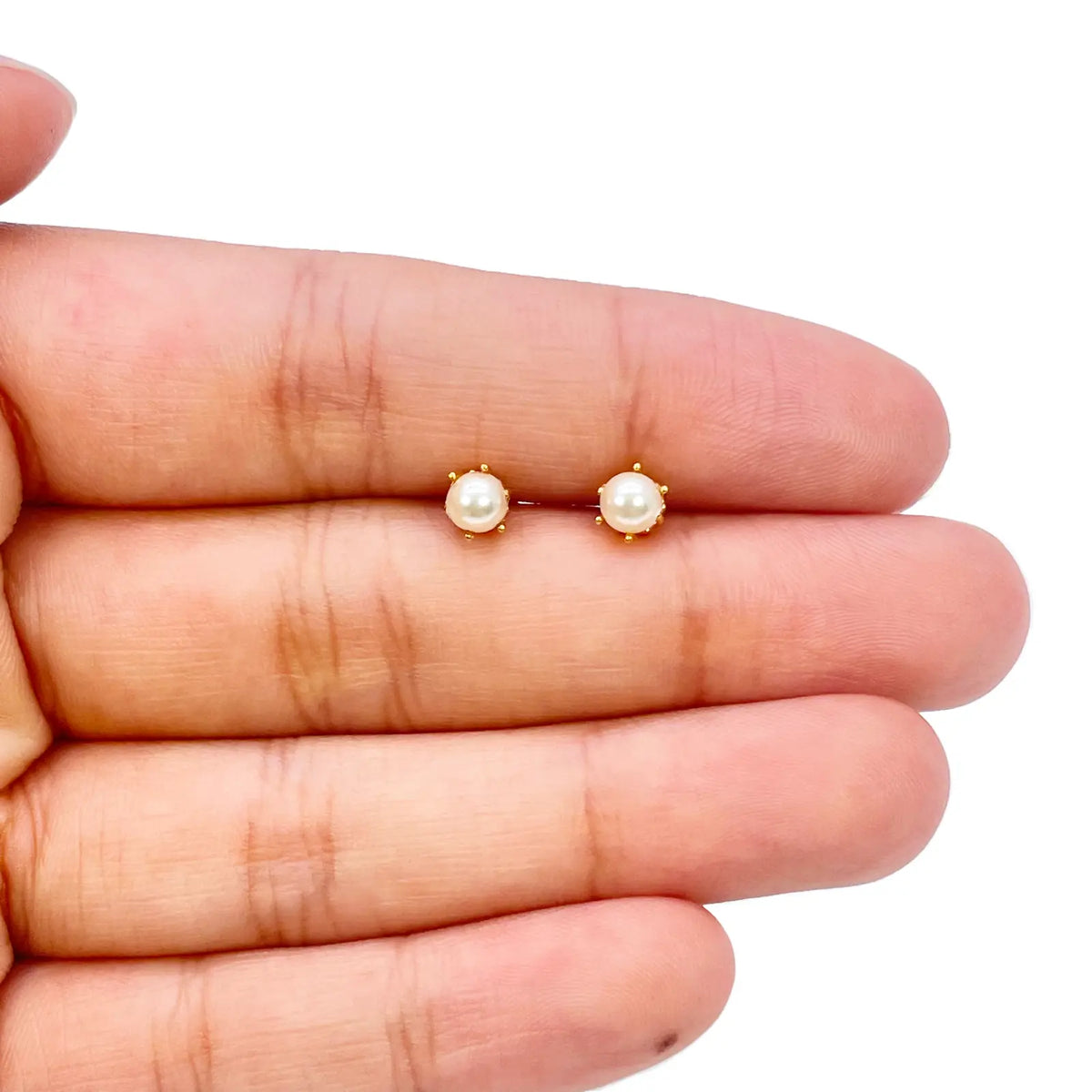 22ct Yellow Gold Six Claw Elegant Round Pearl Stud Earrings 4.5mm 