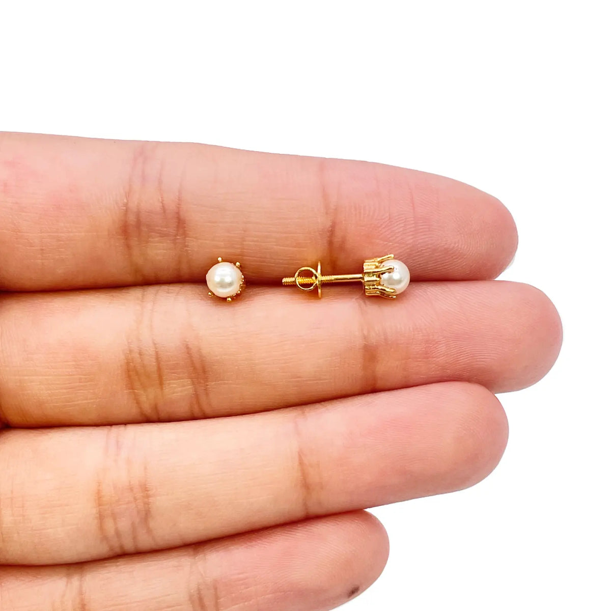 22ct Yellow Gold Six Claw Elegant Round Pearl Stud Earrings 4.5mm 