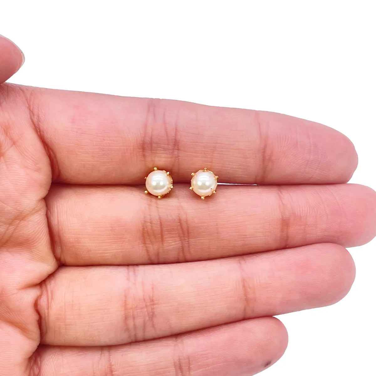 22ct Yellow Gold Six Claw Elegant Round Pearl Stud Earrings 5.5mm 