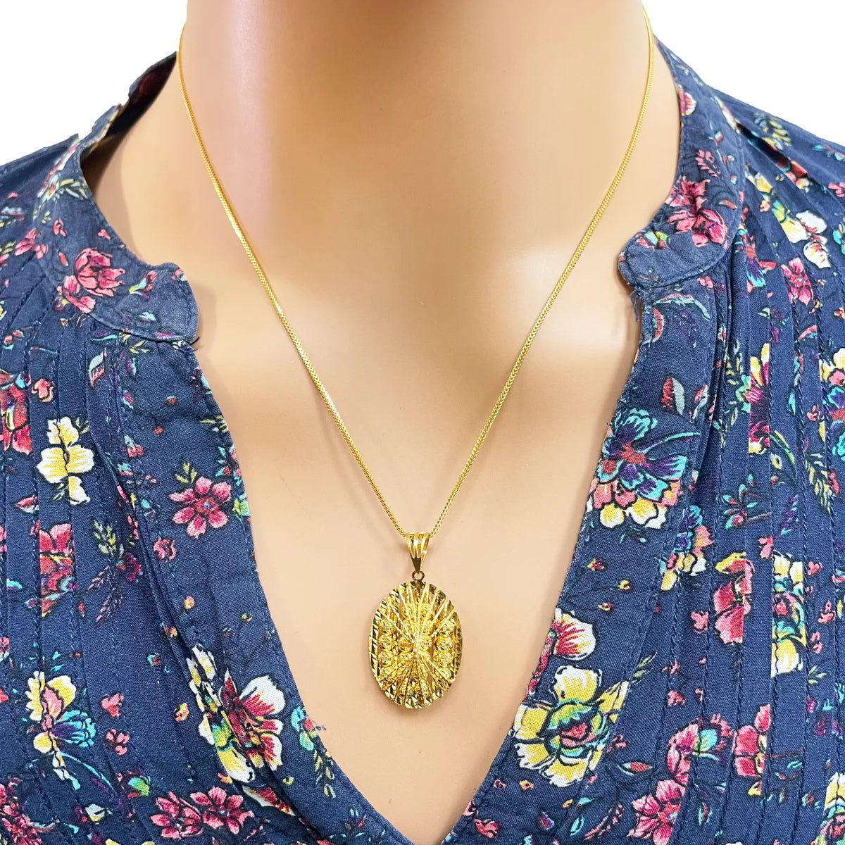 22ct Yellow Gold Sparkly Diamond Cut Mesh Beaded Oval Pendant 38mm Length 