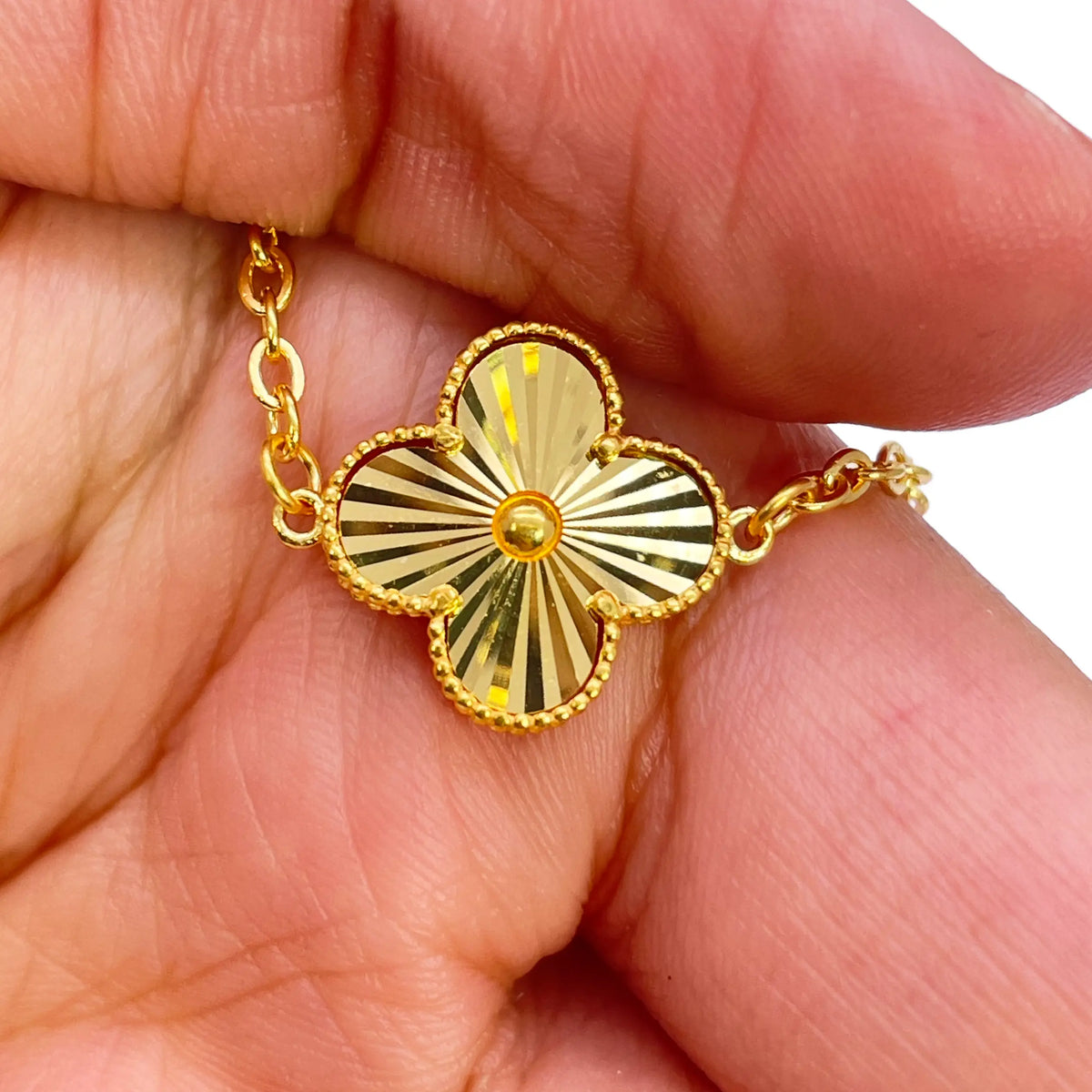 22ct Yellow Gold Three Flower Necklace 18 Inches Width 13.5mm  Diamond Bracelets
