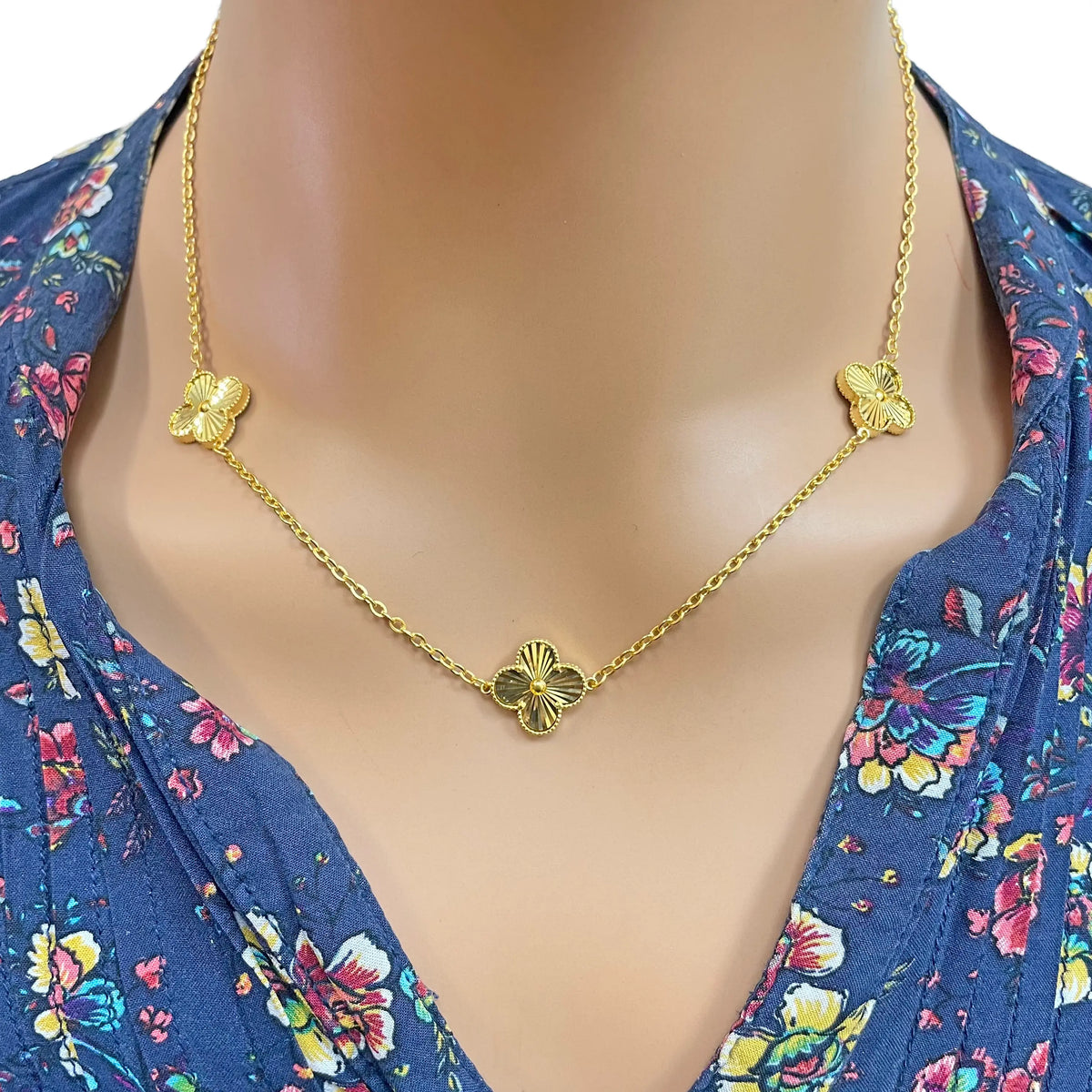 22ct Yellow Gold Three Flower Necklace 18 Inches Width 13.5mm  Diamond Bracelets