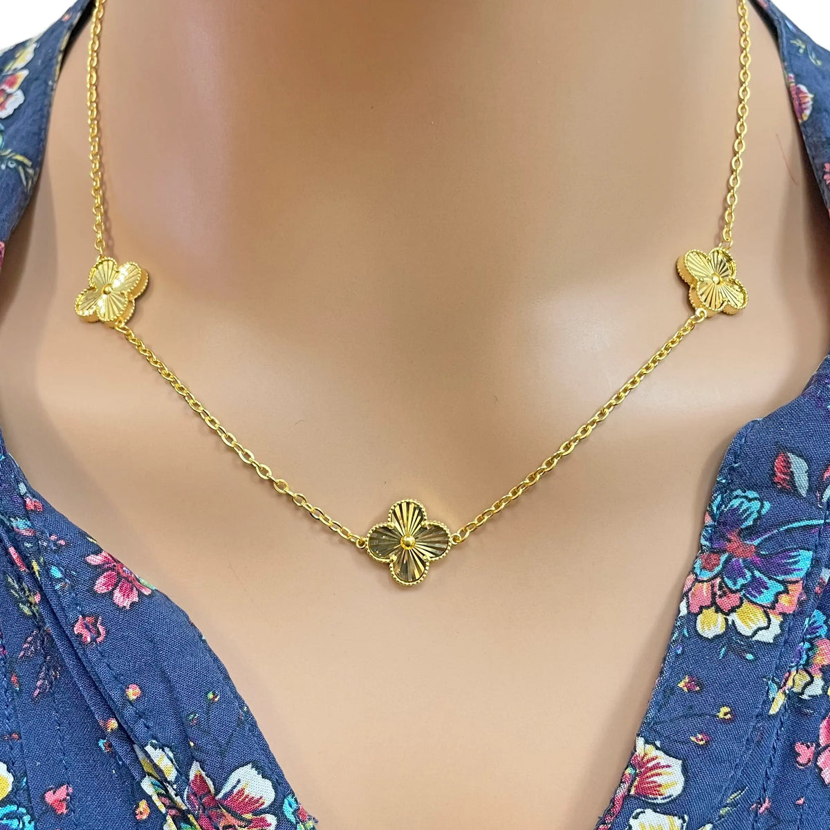 22ct Yellow Gold Three Flower Necklace 18 Inches Width 13.5mm  Diamond Bracelets
