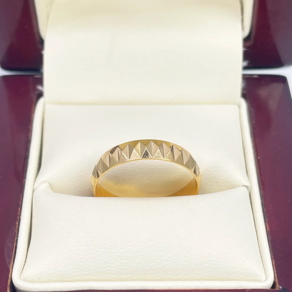 22ct Yellow Gold Women's Wedding Band 4mm High Polished & Diamond Cut Groove  Gold Ring