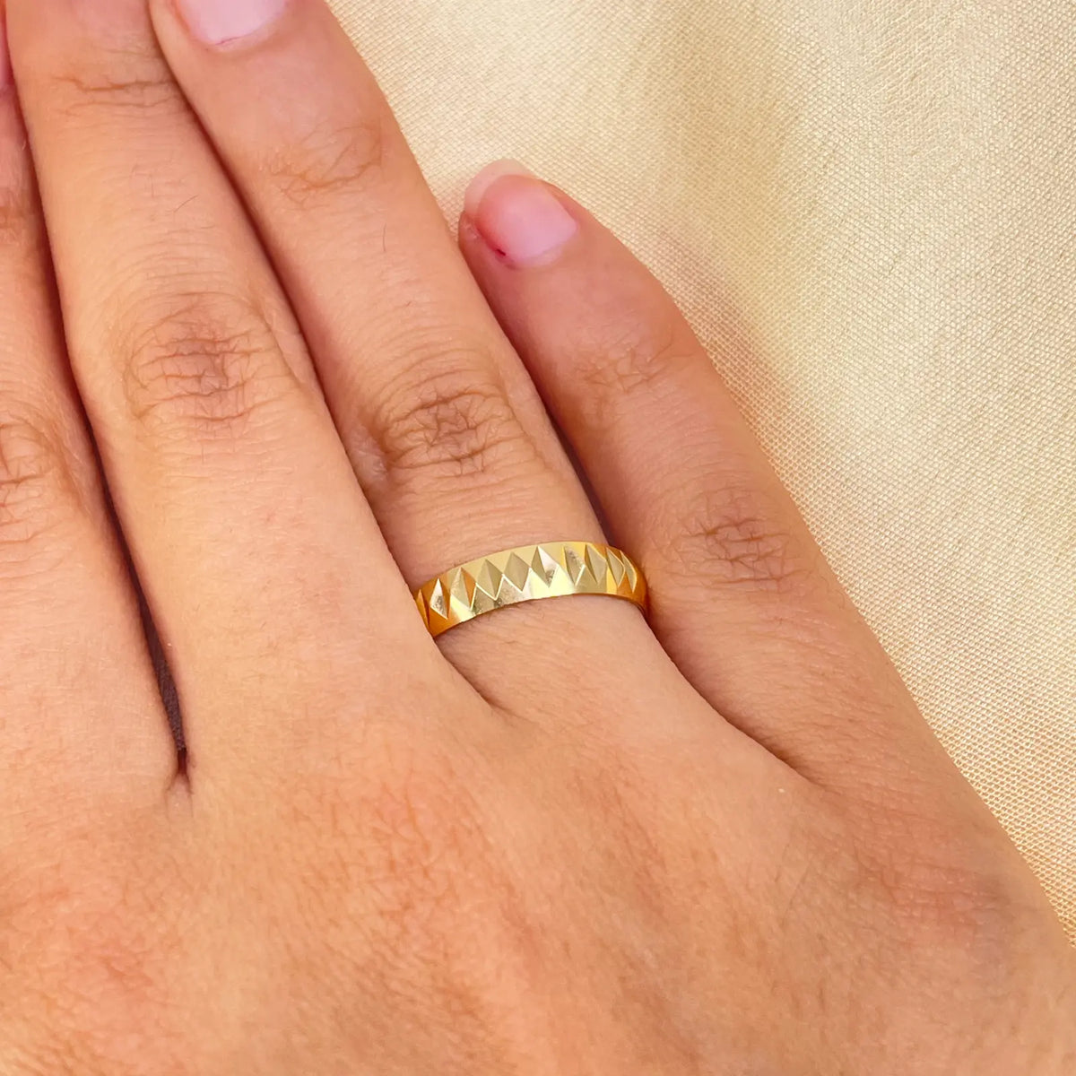 22ct Yellow Gold Women's Wedding Band 4mm High Polished & Diamond Cut Groove  Gold Ring