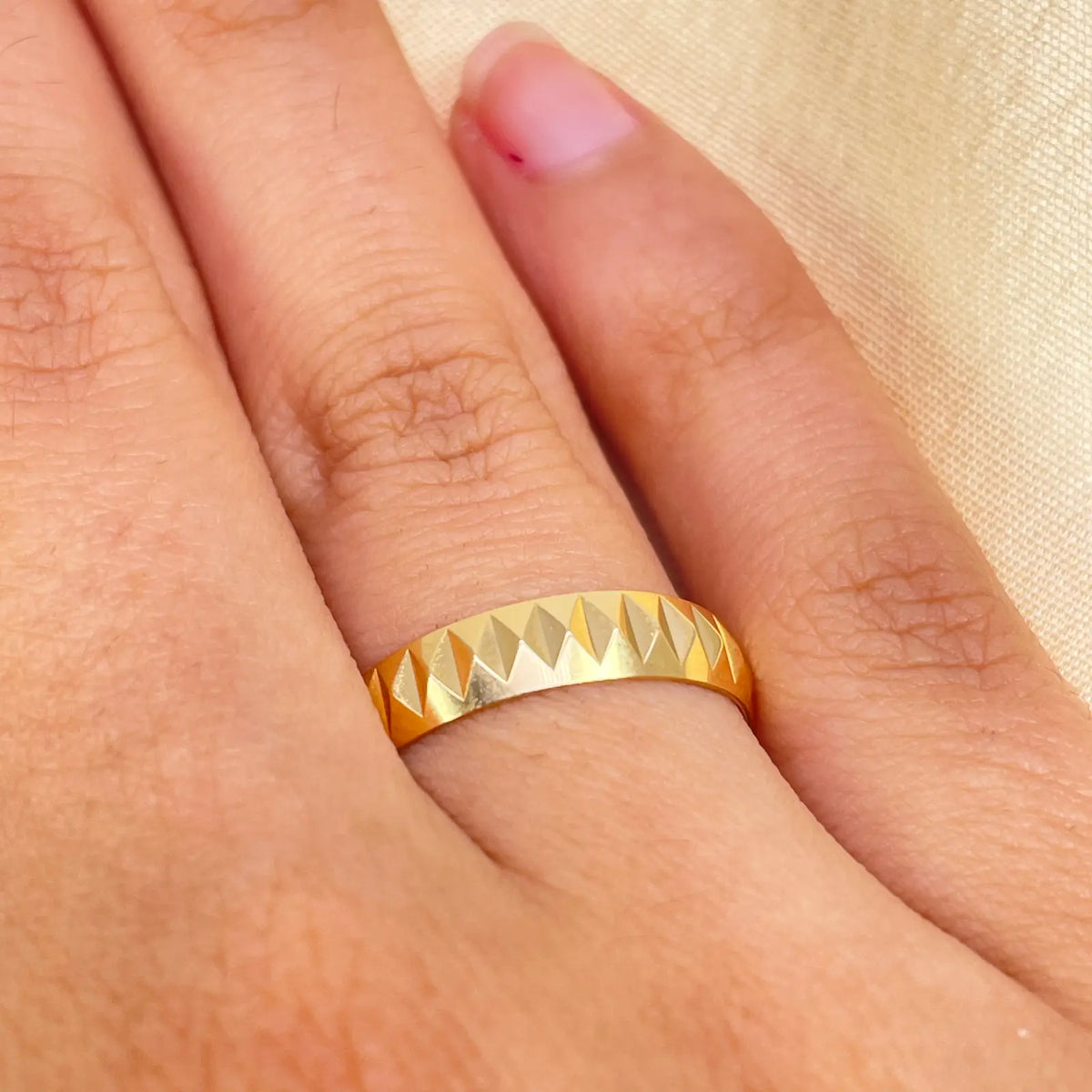 22ct Yellow Gold Women's Wedding Band 4mm High Polished & Diamond Cut Groove  Gold Ring