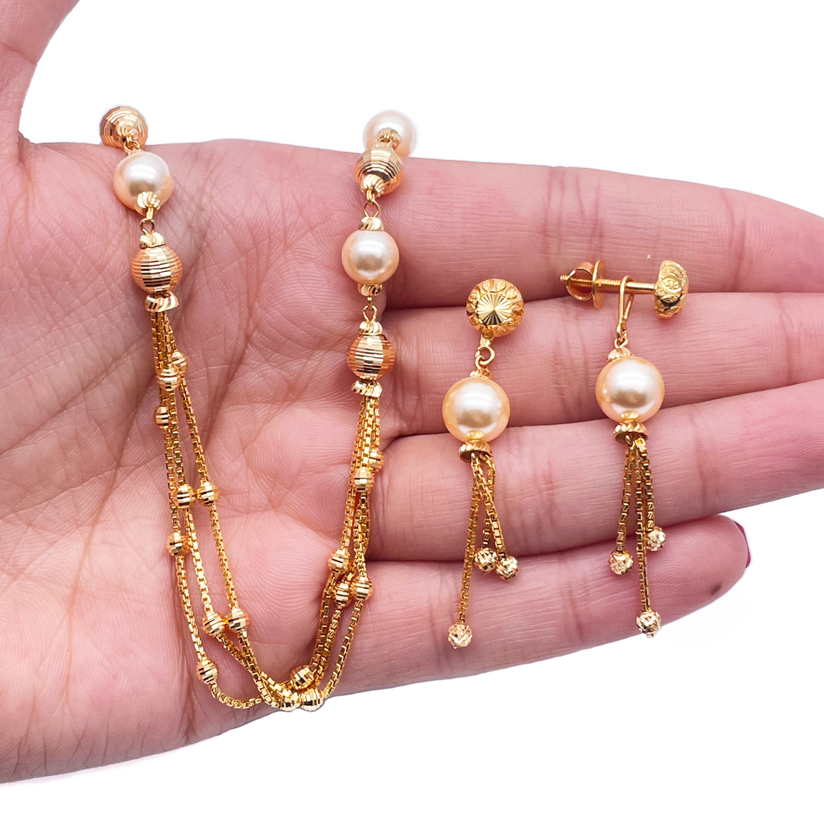 Halsketten- und Ohrring-Set aus 22 Karat Gelbgold mit Perlen und Diamantschliff-Kugeln in Lagenoptik