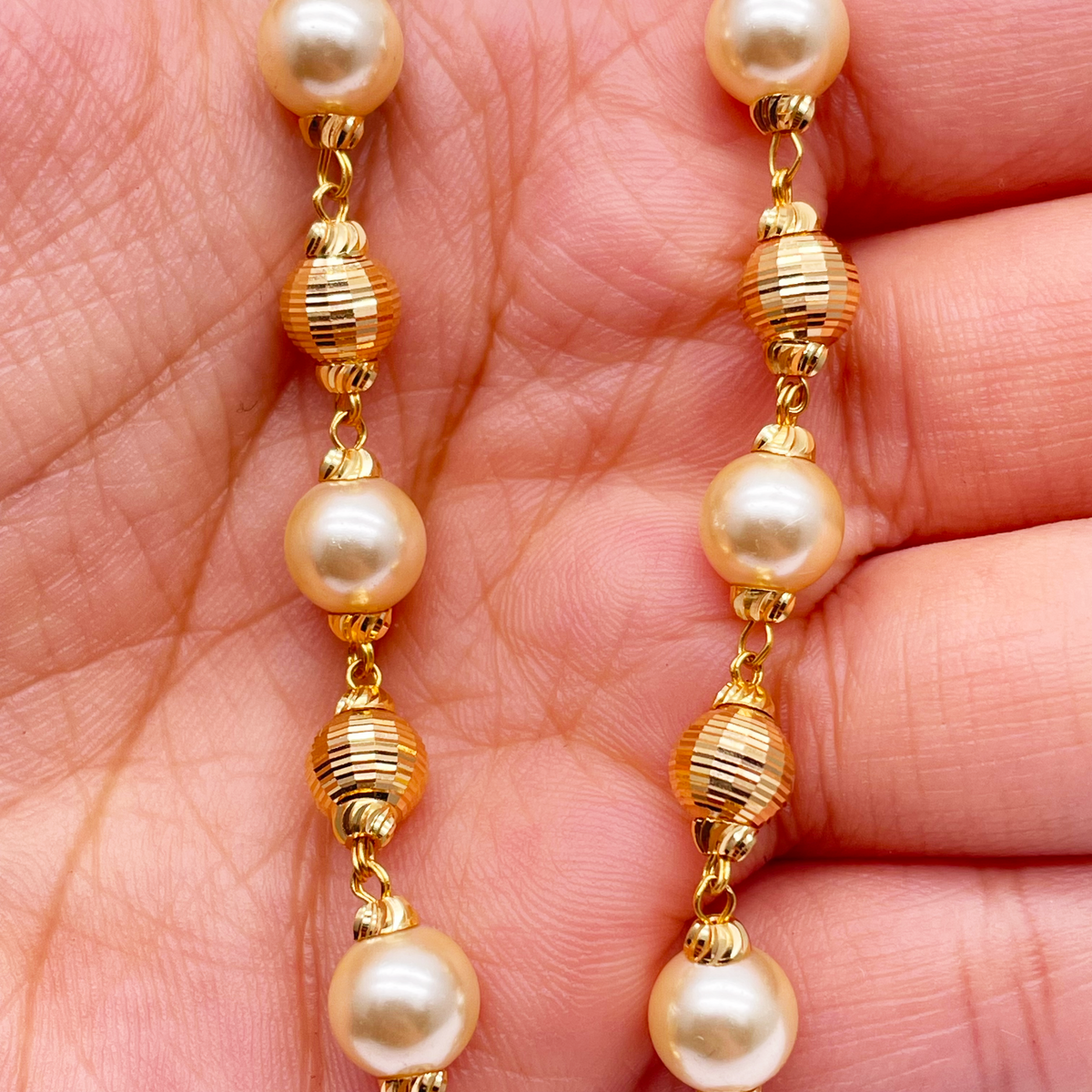 Halsketten- und Ohrring-Set aus 22 Karat Gelbgold mit Perlen und Diamantschliff-Kugeln in Lagenoptik