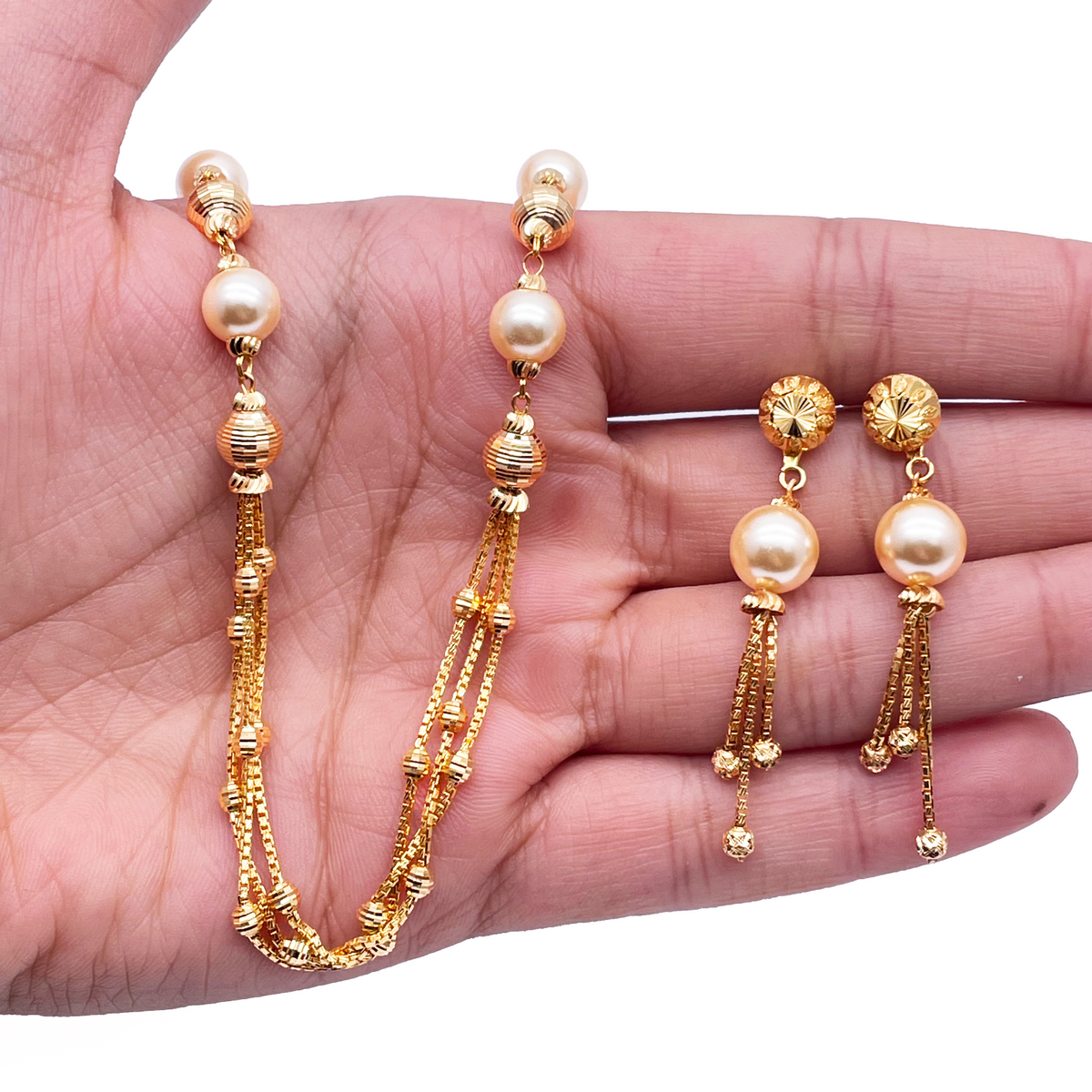 Halsketten- und Ohrring-Set aus 22 Karat Gelbgold mit Perlen und Diamantschliff-Kugeln in Lagenoptik