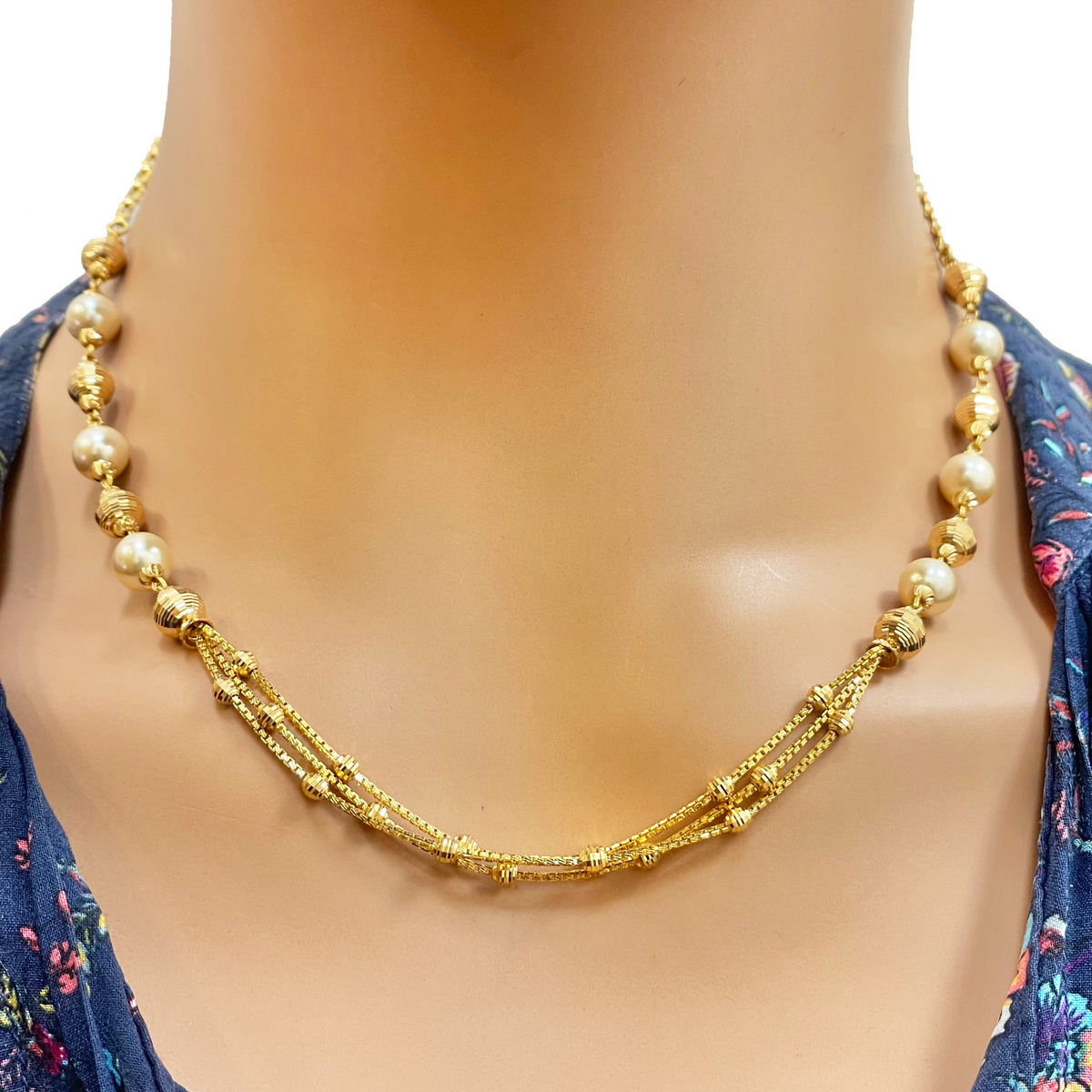 Halsketten- und Ohrring-Set aus 22 Karat Gelbgold mit Perlen und Diamantschliff-Kugeln in Lagenoptik