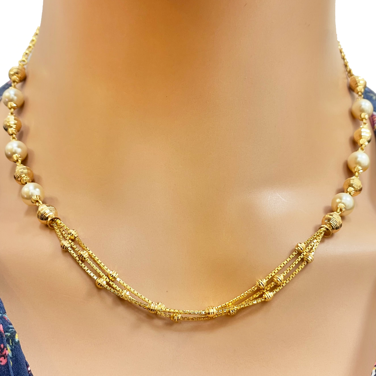 Halsketten- und Ohrring-Set aus 22 Karat Gelbgold mit Perlen und Diamantschliff-Kugeln in Lagenoptik